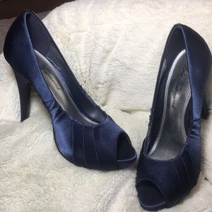 NWOT Navy blue satin pumps